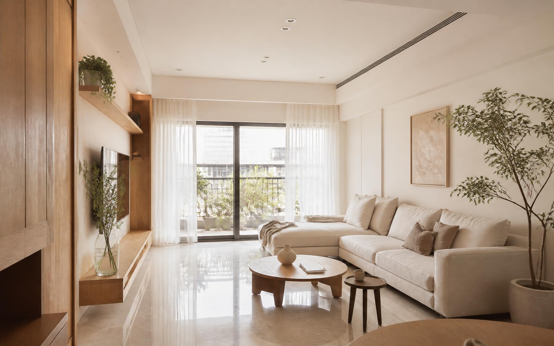 採光良好的住宅客廳,石材地坪、米白亞麻沙發與淺木色櫃體,窗邊有低飽和綠色植栽